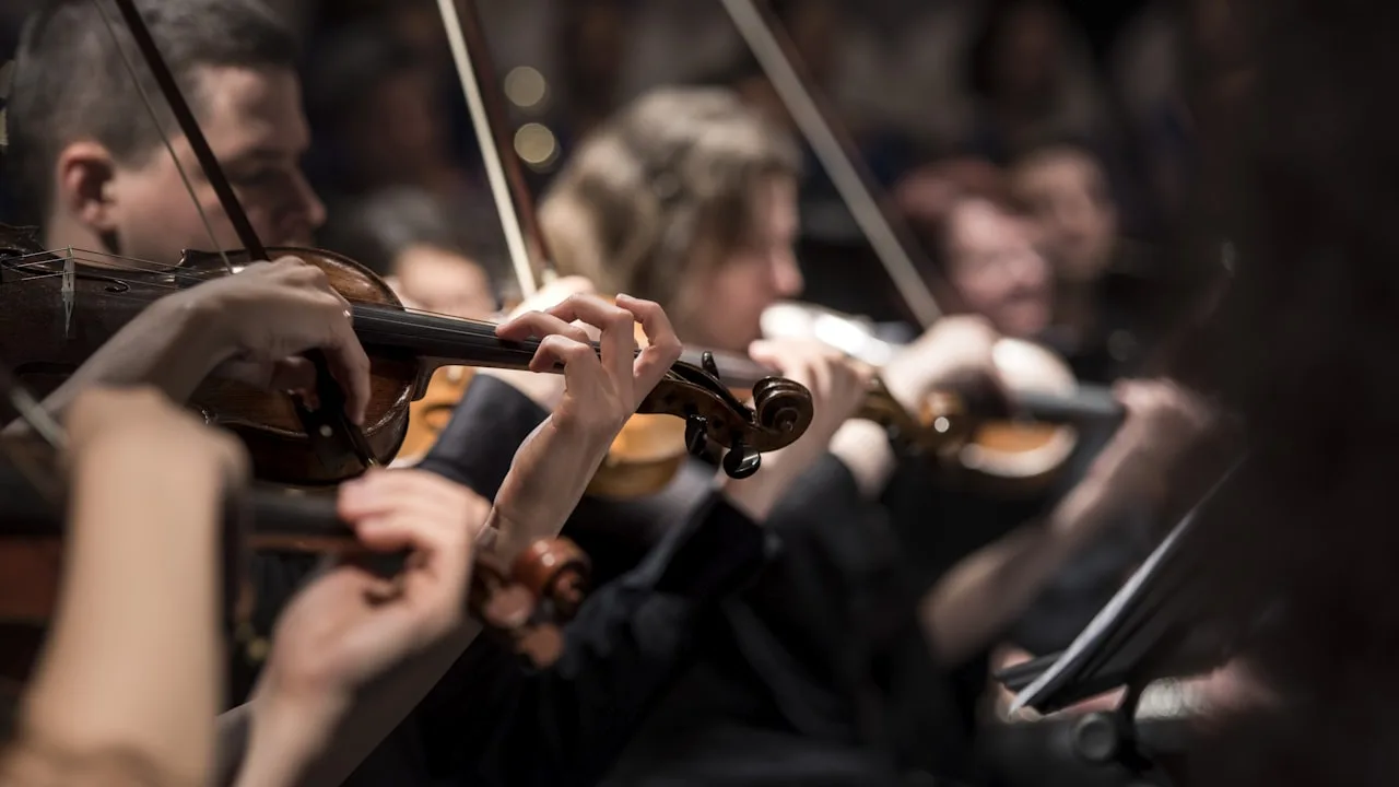 Orchestre symphonique en répétition générale sous un éclairage chaleureux